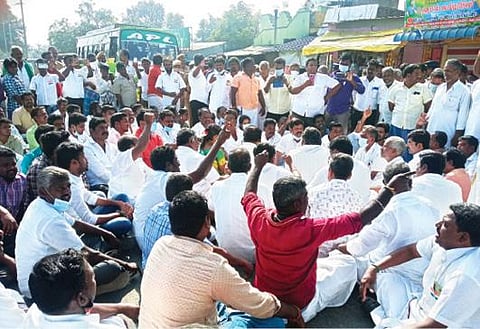 ஆரணி அடுத்த சேவூரில் நேற்று சாலை மறியலில் ஈடுபட்ட திமுகவினர்.