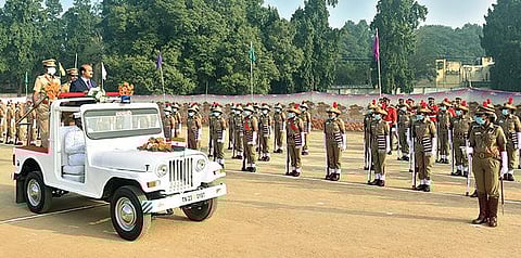 72-வது குடியரசு தினத்தையொட்டி வேலூர் நேதாஜி விளையாட்டு மைதானத்தில் தேசிய கொடி ஏற்றி வைத்து, காவல்துறையினரின் அணிவகுப்பு மரியாதையை ஏற்ற மாவட்ட ஆட்சியர் சண்முகசுந்தரம். அடுத்த படம்: குடியரசு தினவிழாவில், சமாதான புறாக்களை பறக்க விட்ட ஆட்சியர் கிளாட்ஸ்டன் புஷ்பராஜ், எஸ்பி மயில்வாகனன், டிஆர்ஓ ஜெயச்சந்திரன். கடைசிப்படம்: திருப்பத்தூரில் தேசிய கொடியை ஏற்றிவைத்து மரியாதை செலுத்திய ஆட்சியர் சிவன் அருள். அருகில், எஸ்பி டாக்டர் விஜயகுமார் உள்ளிட்டோர்.