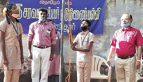 தூத்துக்குடியில் உள்ள தமிழ்நாடு மெர்க்கன்டைல் வங்கியின் தலைமை அலுவலகத்தில் வங்கியின் நிர்வாக இயக்குநர் மற்றும் தலைமை நிர்வாக அதிகாரி கே.வி. ராமமூர்த்தி தேசிய கொடியை ஏற்றி வைத்தார். (அடுத்த படம்) திருச்செந்தூர் சரவணய்யர் நடுநிலைப்பள்ளியில் இளம் விஞ்ஞானி விருதுக்கு தேர்வாகியுள்ள 6-ம் வகுப்பு மாணவர் ச.சிவகுகன் தேசிய கொடியேற்றினார்.