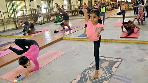 தூத்துக்குடியில் 72-வது குடியரசு தின விழாவை முன்னிட்டு 72 மாணவர்கள்,  72 நிமிடம், 72 யோகாசனங்களை செய்யும் சாதனை நிகழ்ச்சி நடைபெற்றது. 							       படம்: என்.ராஜேஷ்