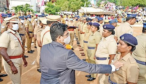 பாளையங்கோட்டை வ.உ.சி. மைதானத்தில் நடைபெற்ற குடியரசு தினவிழாவில் ஆட்சியர் வே. விஷ்ணு தேசியக் கொடியேற்றி, சிறப்பாக பணியாற்றிய காவலர்களுக்கு பதக்கம் அணிவித்தார். படம்: மு.லெட்சுமி அருண்