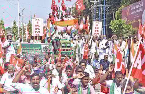 தடையை மீறி விவசாயிகள் டிராக்டர் பேரணி