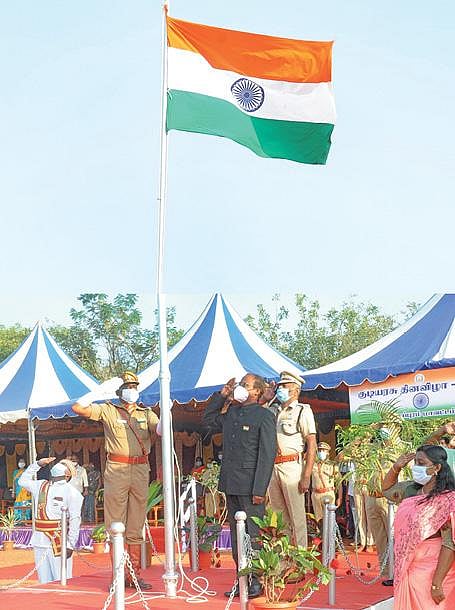 கடலூர் அண்ணா விளையாட்டரங்கில் மாவட்ட ஆட்சியர் சந்திரசேகர் சாகமூரி தேசிய கொடியை ஏற்றி வைத்து மரியாதை செலுத்தினார்.