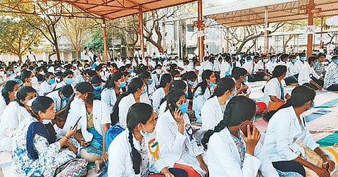 49-வது நாளாக போராட்டத்தில் ஈடுபட்டுள்ள  சிதம்பரம் ராஜா முத்தையா மருத்து வக்கல்லூரி மாணவ, மாணவிகள்.