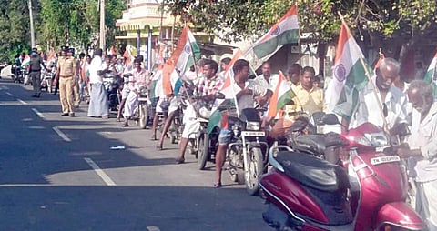 வேளாண் சட்டங்களுக்கு எதிராக டெல்லியில் போராடும் விவசாயிகளுக்கு ஆதரவாக திருத்தணி அருகே ஆர்.கே.பேட்டை பகுதியில் விவசாய சங்கங்களின் போராட்டக்குழு, தொழிற்சங்கங்களின் சார்பில் மோட்டார் சைக்கிள் பேரணி நடைபெற்றது.