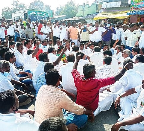 ஆரணி அடுத்த சேவூரில் சாலை மறியலில் ஈடுபட்ட திமுகவினர்.