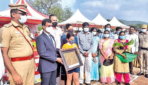 காஞ்சிபுரத்தில் நடைபெற்ற குடியரசு தின விழாவில் மாவட்ட ஆட்சியர் மகேஸ்வரி தேசியக் கொடியை ஏற்றிவைத்தார். (அடுத்த படம்) திருவள்ளூரில் ஆட்சியர் பொன்னையா  தேசியக் கொடியை ஏற்றி வைத்து மூவர்ண பலூன்களை பறக்க விடுகிறார்.