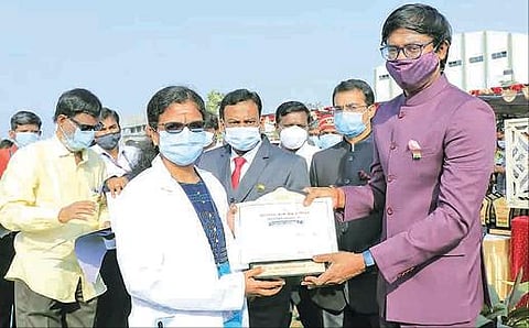 கோவை, திருப்பூர், நீலகிரியில் குடியரசு தின விழா  மாவட்ட ஆட்சியர்கள் தேசியக் கொடி ஏற்றினர்