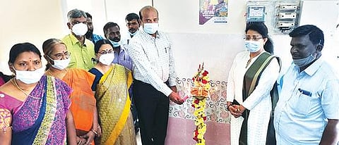 வேலூர் மாவட்டம் சமூக நலத்துறை சார்பில், வேலூர் அரசு மருத்துவக் கல்லூரி மருத்துவமனையில், பெண்களுக்கான ஒருங்கிணைந்த சேவை மையத்தை மாவட்ட ஆட்சியர் சண்முகசுந்தரம் குத்துவிளக்கேற்றி திறந்து வைத்தார். அருகில், மருத்துவ கல்லூரி முதல்வர் மருத்துவர் செல்வி, மாவட்ட சமூக நல அலுவலர் முருகேஸ்வரி உள்ளிட்டோர். படம்:வி.எம்.மணிநாதன்.