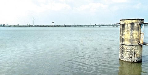 தொடர்ந்து பெய்த மழை காரணமாக எப்போதும்வென்றான் நீர்த்தேக்கத்தில் தண்ணீர் நிரம்பி கடல் போல் காணப்படுகிறது.