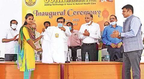 சேலம் சோனா இயற்கை மருத்துவம் மற்றும் யோகா மருத்துவக் கல்லூரியில் முதலாம் ஆண்டு வகுப்புகள் தொடக்க விழா நடந்தது. இதில், சோனா கல்விக் குழுமத் தலைவர் வள்ளியப்பா, மாணவிக்கு மருத்துவ உபகரணங்களை வழங்கினார். உடன் பெரியார் பல்கலைக் கழக துணைவேந்தர் குழந்தைவேல், சோனா கல்வி குழுமத் துணைத் தலைவர் தியாகு வள்ளியப்பா உள்ளிட்டோர்.