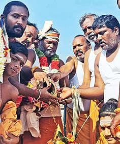 காவேரிப்பட்டணம் அருகே கருக்கன்சாவடி கிராமத்தில் உள்ள முத்தாளம்மன், திரவுபதியம்மன் கோயிலில் கலசங்களுக்கு புனித நீர் ஊற்றப்பட்டு கும்பாபிஷேக விழா நடந்தது.