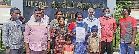 ஓமன் நாட்டில் இறந்த கணவரின்  உடலை மீட்டுத்தரக்கோரி விழுப்புரம் ஆட்சியரிடம் மனு அளிக்க வந்த  விக்டோரியா மற்றும் அவரது குடும்பத்தார்.