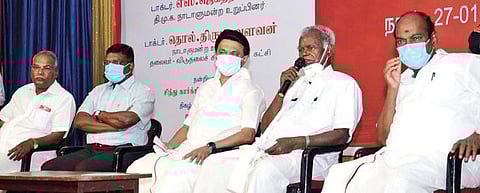 சென்னையில் நடைபெற்ற எழுத்தாளர் இளவேனில் நினைவேந்தல் கூட்டத்தில் அவரது உருவப்படத்தை திறந்து வைத்தார் திமுக தலைவர் மு.க.ஸ்டாலின். உடன் இந்திய கம்யூனிஸ்ட் கட்சியின் மூத்த தலைவர் நல்லகண்ணு, மார்க்சிஸ்ட் கம்யூனிஸ்ட் மாநிலச் செயலர் கே.பாலகிருஷ்ணன், முன்னாள் மத்திய இணை அமைச்சர் ஜெகத்ரட்சகன், விடுதலைச் சிறுத்தைகள்  தலைவர் திருமாவளவன் ஆகியோர் உள்ளனர். படம்: க.பரத்