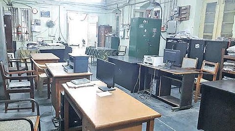 10 அம்ச கோரிக்கைகளை வலியுறுத்தி  திருப்பூரில் அரசு ஊழியர்கள்தற்செயல் விடுப்புப் போராட்டம்