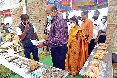 மருதம் ஆண்கள் சுய உதவிக்குழுவின் விற்பனை மையத்தை பார்வையிடும் மாவட்ட ஆட்சியர் சண்முகசுந்தரம். உள்படம்: அண்ணாமலைபடம்: வி.எம்.மணிநாதன்.