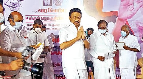 தி.மலை அடுத்த கீழ்பென்னாத்தூரில் முன்னாள் அமைச்சர் எ.வ.வேலு தலைமையில்வரவேற்ற திமுகவினருக்கு நன்றி தெரிவித்த தி.மு.க. தலைவர் மு.க.ஸ்டாலின்.