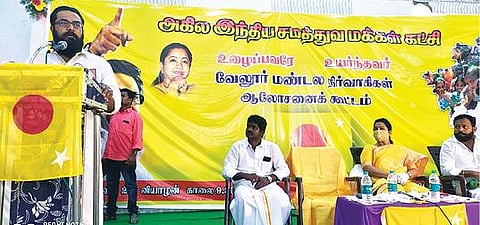 வாணியம்பாடி அருகே நேற்று நடந்த சமத்துவ மக்கள் கட்சியின் வேலூர் மண்டல நிர்வாகிகளுக்கான ஆலோசனைக்கூட்டத்தில் பேசும் அக்கட்சியின் தலைவர் சரத்குமார். அருகில், ராதிகா சரத்குமார் உள்ளிட்டோர்.