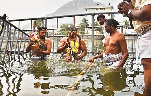 திருவண்ணாமலை கிரிவல பாதையில் உள்ள ஈசான்ய குளத்தில் அண்ணாமலை யாரின் தீர்த்தவாரி நேற்று நடைபெற்றது.