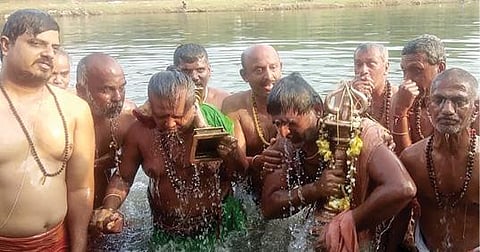 திருநெல்வேலி  நெல்லையப்பர் கோயில் தைப்பூச திருவிழாவில்  அஸ்திரதேவர், அஸ்திரதேவிக்கு தாமிரபரணி ஆற்றில் தீர்த்தவாரி நடைபெற்றது. படம்: மு.லெட்சுமிஅருண்