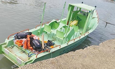 ராமேசுவரம் மீன்வளத் துறையினருக்கு வழங்கப்பட்டுள்ள  அதி வேக ரோந்து படகு.