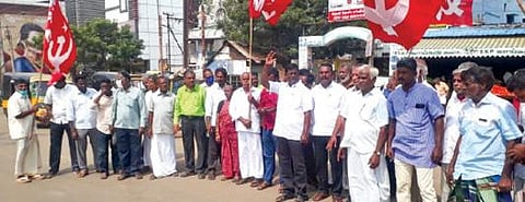 கடலூரில் மார்க்சிஸ்ட் கம்யூனிஸ்ட் கட்சி சார்பில் ஆர்ப்பாட்டம் நடைபெற்றது.