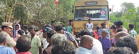 திண்டிவனம் அருகே ஆலகிராமம் பகுதியில் குடிநீர் தட்டுப்பாட்டை நீக்கக்கோரி அரசு பேருந்தை சிறைபிடித்து பொதுமக்கள் சாலைமறியலில் ஈடுபட்டனர்.