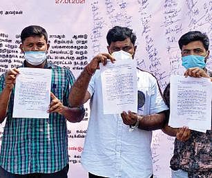 கல்விக் கட்டணத்தை நெறிப்படுத்தக் கோரி சிதம்பரம் ராஜா முத்தையா மருத்துவக் கல்லூரி மாணவர்கள் கோரிக்கை மனு அனுப்பும் போராட்டத்தில் ஈடுபட்டனர்.