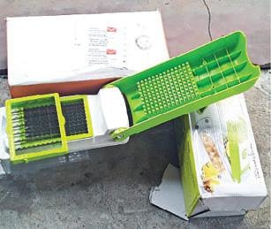 ‘ஸ்மார்ட் போன்’ தருவதாக கூறி, அஞ்சலில் அனுப்பி வைக்கப்பட்ட காய்கறி வெட்டும் கருவி.