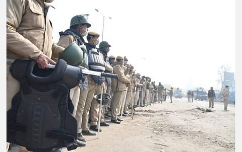 விவசாயிகள் வெளியேற வலியுறுத்தி டெல்லியின் சிங்கு பகுதி மக்கள் போராட்டம்