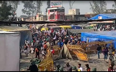 டெல்லி சிங்கு எல்லையில் கண்ணீர்புகை, தடியடி, கல்வீச்சு: விவசாயிகளை காலிசெய்யக் கோரும் பொதுமக்கள் போராட்டம் கலவரமாக வெடித்தது