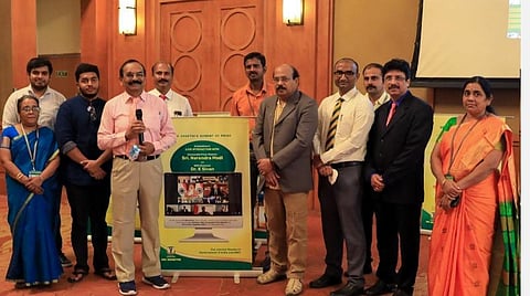 செயற்கைக்கோளை உருவாக்கிய பேராசிரியர்கள் மற்றும் மாணவர் குழுவுடன், கல்லூரி நிர்வாகத்தினர்.