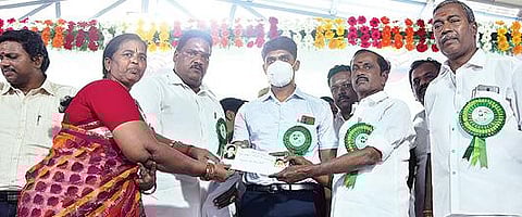 ஆரணி கூட்டுறவு நகர வங்கியில் நடைபெற்ற நூற்றாண்டு விழாவில் கடனுதவி வழங்கிய அமைச்சர் சேவூர் எஸ்.ராமச்சந்திரன். அருகில், ஆட்சியர் சந்தீப் நந்தூரி, கலசப்பாக்கம் எம்எல்ஏ பன்னீர்செல்வம் உள்ளிட்டோர்.