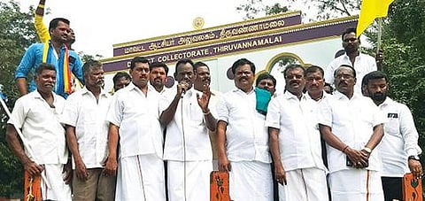 மிகவும் பிற்படுத்தப்பட்ட வகுப்பினருக்கான இட ஒதுக்கீட்டில், வன்னியர்களுக்கு உள் ஒதுக்கீடு வழங்க கோரி, வேலூர் மாவட்ட ஆட்சியர் சண்முகசுந்தரத்திடம் கோரிக்கை மனு அளித்த பாமகவினர். அடுத்த படம்: ராணிப்பேட்டை மாவட்ட ஆட்சியர் கிளாட்ஸ்டன் புஷ்பராஜிடம் கோரிக்கை மனு அளித்த பாமகவினர். கடைசிப் படம்:  திருப்பத்தூர் மாவட்ட ஆட்சியர் சிவன் அருளிடம் கோரிக்கை மனுவை அளித்த பாமகவினர்.