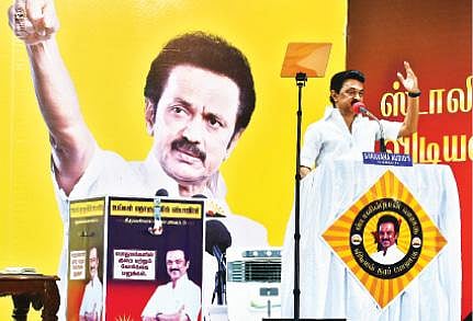 திருவண்ணாமலை மாவட்டம் ஆரணி அடுத்த சேவூரில் நடைபெற்ற தேர்தல் பிரச்சார கூட்டத்தில் பேசும் திமுக தலைவர் மு.க.ஸ்டாலின். அடுத்த படம்: கூட்டத்தில் பங்கேற்ற திமுகவினர் மற்றும் பொதுமக்கள்.படங்கள்:சி.வெங்கடாஜலபதி.