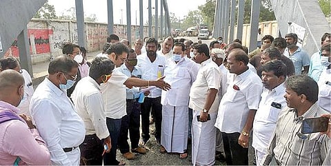 காட்பாடியில் சீரமைக்கப்படவுள்ள ரயில்வே மேம்பாலத்தை பார்வையிட்டு ஆய்வு செய்த திமுக பொதுச்செயலாளர் துரைமுருகன், நாடாளுமன்ற உறுப்பினர் கதிர்ஆனந்த்.படம்:வி.எம்.மணிநாதன்.