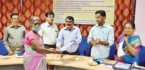 பி.எப்.  நிறுவனத்தில் ஓய்வூதிய ஆணை வழங்கல்