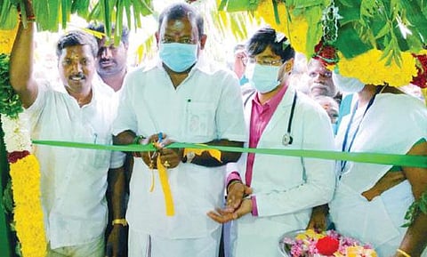 பெரியகுறுக்கை கிராமத்தில் மினி கிளினிக்கை திறந்து வைக்கும் உளுந்தூர்பேட்டை சட்டப்பேரவை உறுப்பினர் குமரகுரு.