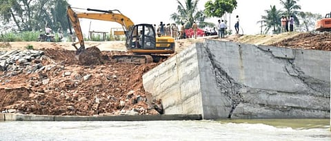 திறக்கப்பட்டு 3 மாதங்களில் உடைந்த தளவானூர் தடுப்பணையின் தடுப்புச்சுவர்.