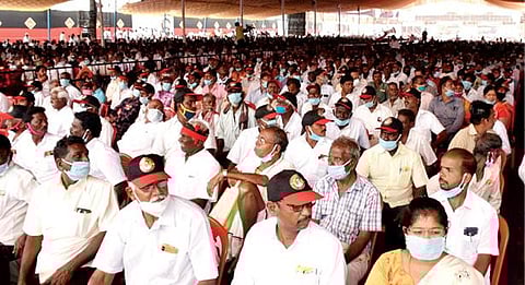 திருவண்ணாமலையில் நடைபெற்ற தேர்தல் பிரச்சாரக் கூட்டத்தில் திமுக தலைவர் மு.க.ஸ்டாலின் பேசினார். உடன் முன்னாள் அமைச்சர் எ.வ.வேலு. (அடுத்த படம்) கூட்டத்தில் கலந்துகொண்ட திமுகவினர் மற்றும் பொதுமக்கள்.