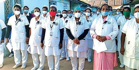 உதகை அரசு மருத்துவமனையில் ஆர்ப்பாட்டத்தில் ஈடுபட்ட செவிலியர்கள்.