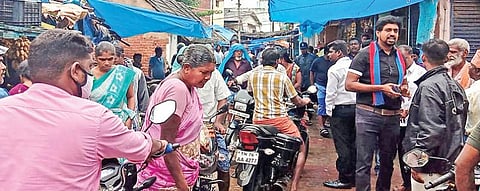 கடையநல்லூரில் சந்தை அருகே உள்ள தெருக்களை மறித்து வைக்கப்பட்டுள்ள கடைகள்.