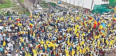 செங்கல்பட்டு ஜிஎஸ்டி சாலையில் 20 சதவீத இடஒதுக்கீடு கோரிக்கையை வலியுறுத்தி பேரணியாக சென்ற பாமகவினர்.