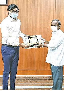 சிறந்த வாக்குச்சாவடி நிலை அலுவலருக்கான  விருதை ஆளுநரிடம் பெற்றவருக்கு பாராட்டு