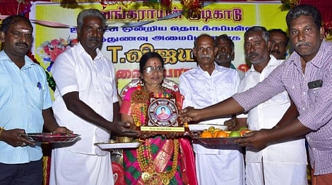 33 ஆண்டுகளாக ஒரே கிராமத்தில் பணியாற்றி ஓய்வு பெற்ற சத்துணவு அமைப்பாளர்; பிரிவைத் தவிர்க்க திருமணம் செய்ய மறுத்தவர்: விழா எடுத்து கிராம மக்கள் நெகிழ்ச்சி