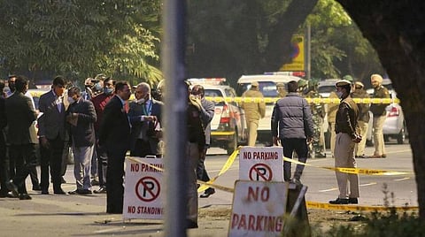 இஸ்ரேல் தூதரகம் அருகே நடந்த குண்டுவெடிப்பு சம்பவத்தை ஆராய்ந்த டெல்லி போலீஸார்.
