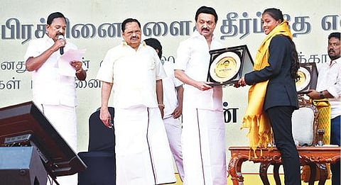 ராணிப்பேட்டை மாவட்டம்  பனப்பாக்கத்தில் திமுக சார்பில் ‘உங்கள் தொகுதியில் ஸ்டாலின்’ என்ற தேர்தல் பிரச்சார கூட்டத்தில் ஈட்டி எறிதல் போட்டியில் மாநில அளவில் 2-ம் இடம் பிடித்த வீராங்கனைக்கு நினைவு பரிசு வழங்கிய திமுக தலைவர் மு.க.ஸ்டாலின். அருகில், பொதுச் செயலாளர் துரைமுருகன், மாவட்ட செயலாளரும் சட்டப்பேரவை உறுப்பினருமான  ஆர்.காந்தி உள்ளிட்டோர்.