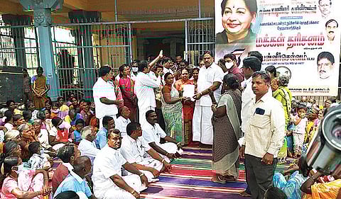 திருவண்ணாமலை மாவட்டம் படைவீடு ஊராட்சியில் நேற்று நடந்த மக்கள் தரிசனம் நிகழ்ச்சியில் எம்எல்ஏ பன்னீர்செல்வத்திடம் மனுக்களை  வழங்கிய பொதுமக்கள்.