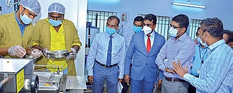 தூத்துக்குடி மீன்வளக்கல்லூரியில் உள்ள கடல் சார் உணவுப்பொருள் வணிக மையத்தை துணைவேந்தர் சுகுமார், கூடுதல் ஆட்சியர் விஷ்ணு சந்திரன் பார்வையிட்டனர்.