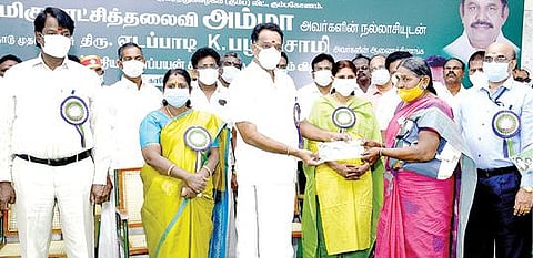 கரூரில் நேற்று நடைபெற்ற நிகழ்ச்சியில், ஓய்வுபெற்ற போக்குவரத்துக்கழக ஊழியர்களுக்கு பணப்பலன்களுக்கான காசோலையை வழங்குகிறார் மாநில போக்குவரத்துத்துறை அமைச்சர் எம்.ஆர்.விஜயபாஸ்கர். உடன், மாவட்ட ஆட்சியர் சு.மலர்விழி உள்ளிட்டோர்.